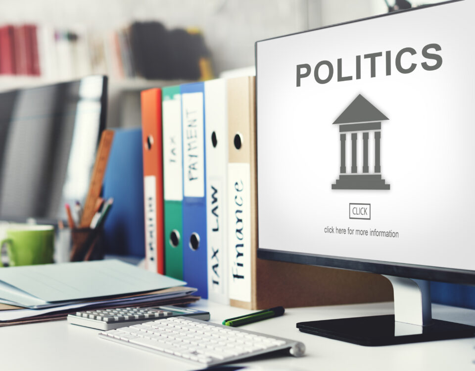 Monitor przedstawiający ministerstwo i napis "Polisitcs"